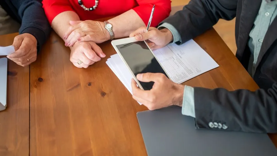 Table de travail avec documents et tablette